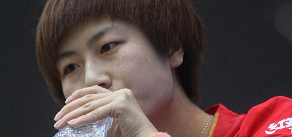 Weltmeisterin Ding Ning (China) trinkt Wasser in der Satzpause (@ITTF)
