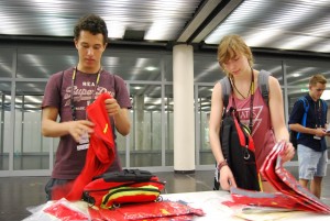 Sebastian und Celine bei der Ausgabe der Volunteers-Einkleidung