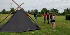 Juniorteam beim Zeltaufbau