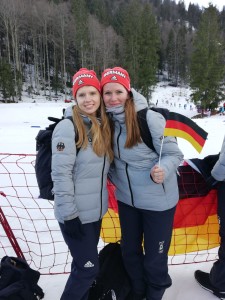 Kerstin und Sabrina feuern an der Strecke an.